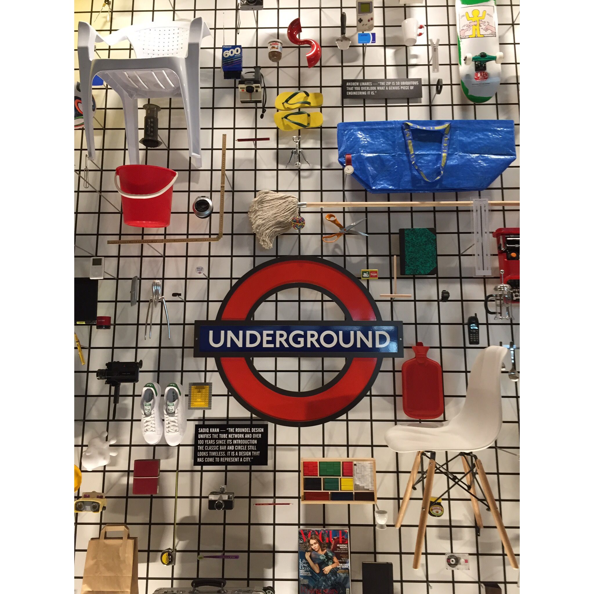 ロンドンの地下鉄の標識、IKEAのショッピングバッグ、アディダスのスタンスミス。ほかにもリーバイス501やオリベッティのタイプライター、ギブソン・レスポールなど、デザイン力がいかに人の心を刺激し、豊かにしてきたかを実感できる展示は一興!