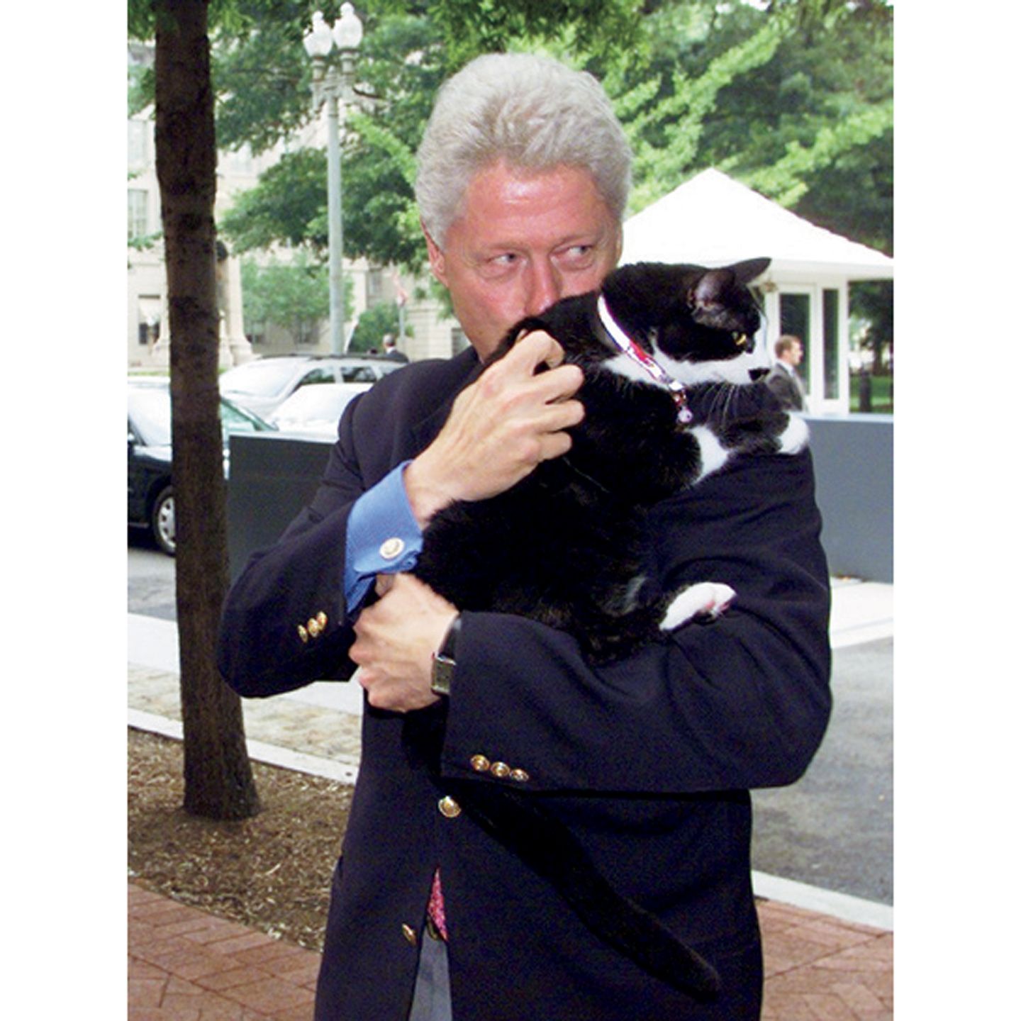 「ソックス」を抱く、ビル・クリントン元大統領©Getty Images