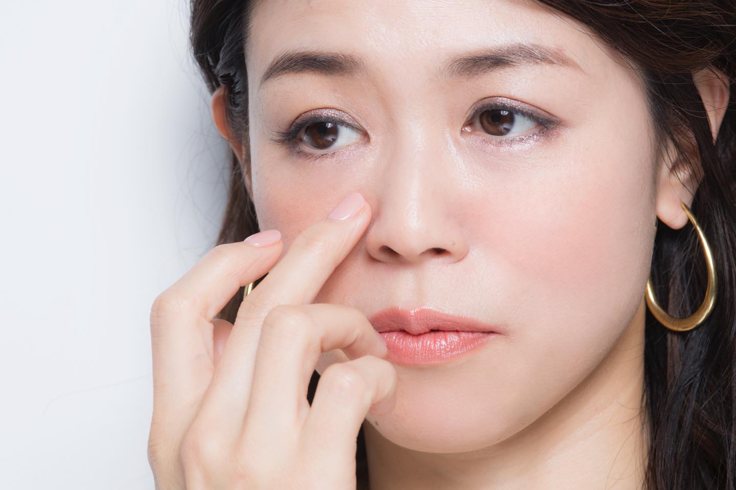 再度くずれるのを防ぐためにも、コンシーラーはごく少量をしっかりのばして。