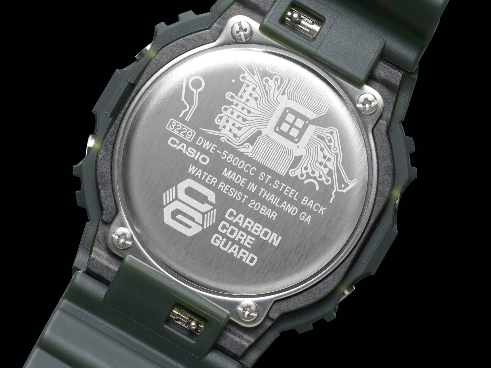 新たな耐衝撃性技術となる「カーボンコアガード構造」搭載を示すロゴがケースバックに刻印されている。