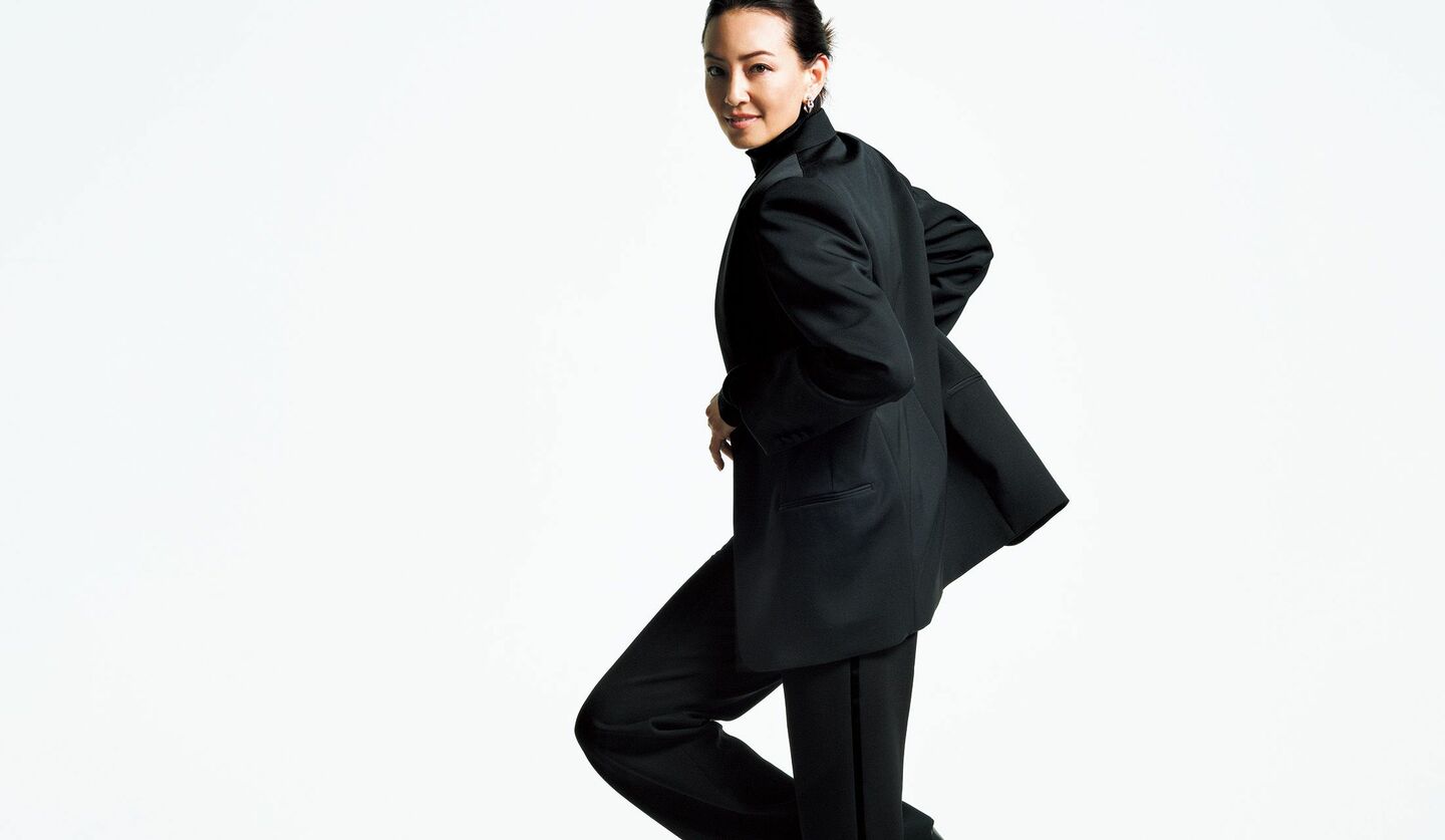「ザ・ロウ」のジャケットとニット、パンツを着用したモデルのRINAさん