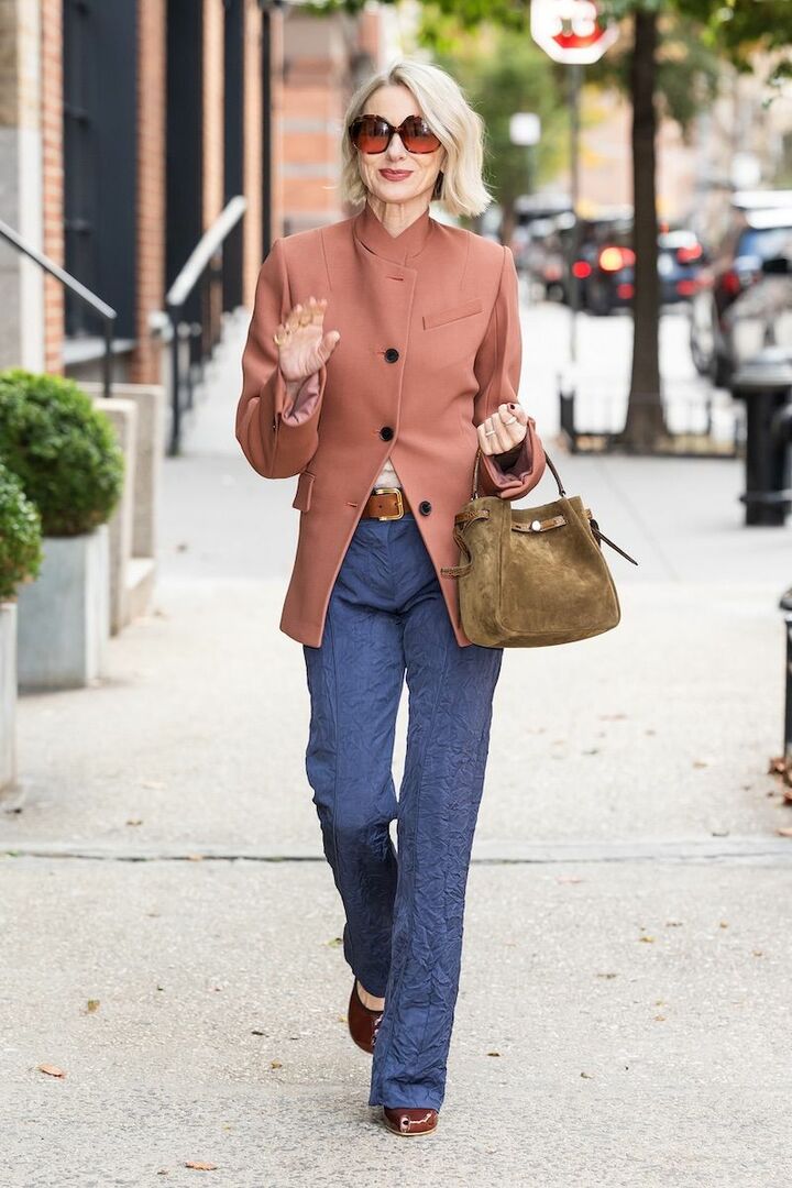 血色感のあるジャケットが顔周りをぱっと明るく灯しています。