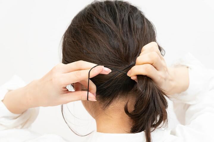 前髪以外の髪をひとつにまとめて、耳を半分隠すように結ぶ。耳の裏くらいの低い位置で結ぶのがコツ。
