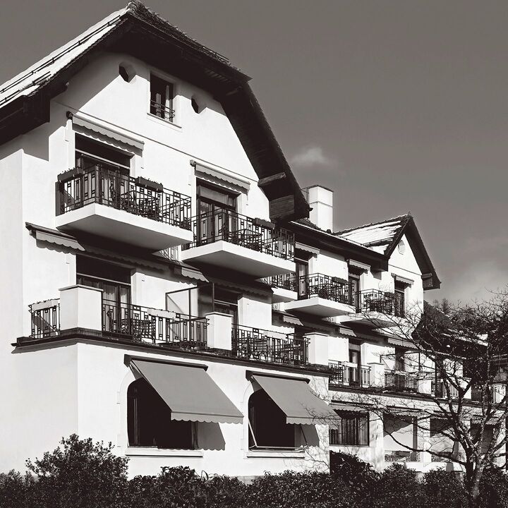 ロンジェビティ研究の第一人者ポール・ニーハンス博士が創業の「クリニック･ラ･プレリー」は、風光明媚なスイス・レマン湖畔に位置。貴族や著名なセレブリティたちに愛され、今なおエイジングケア（※1）のサンクチュアリとして名声を誇っている。（C）LA PRAIRIE 