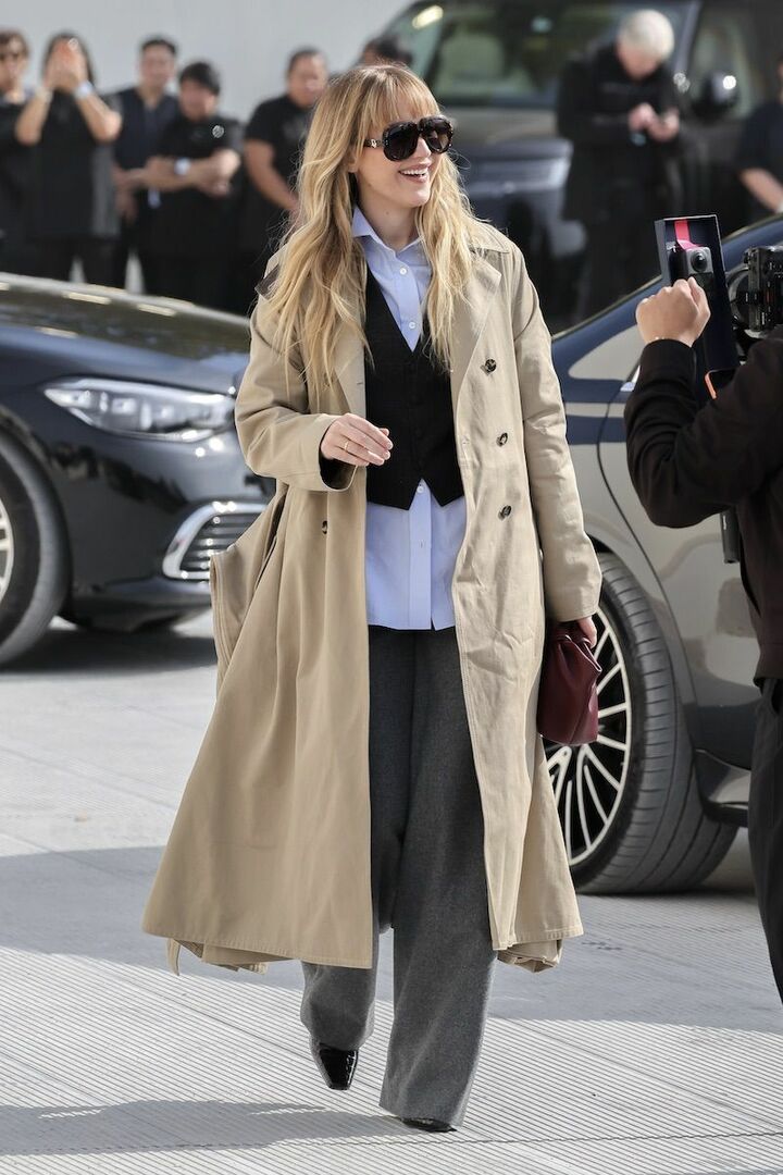 ワインレッドのバッグを携え、春っぽさよりも秋らしさを演出。