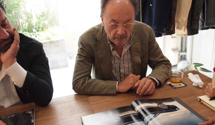 センチュリーのカタログを見るダルクオーレ氏。隣の男性はオーダー会に同伴したマネジャーのダミアーノ・アンヌンツィアート氏（本文に登場するダルクオーレ氏の娘さんの夫）。