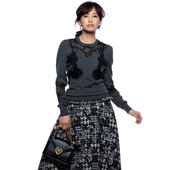 プルオーバー￥149,000・スカート￥135,000／予定価格・バッグ『ディヴォーション バッグ』￥159,000［縦15.5×横20.5×マチ４㎝］・ピアス￥195,000（ドルチェ＆ガッバーナ ジャパン）