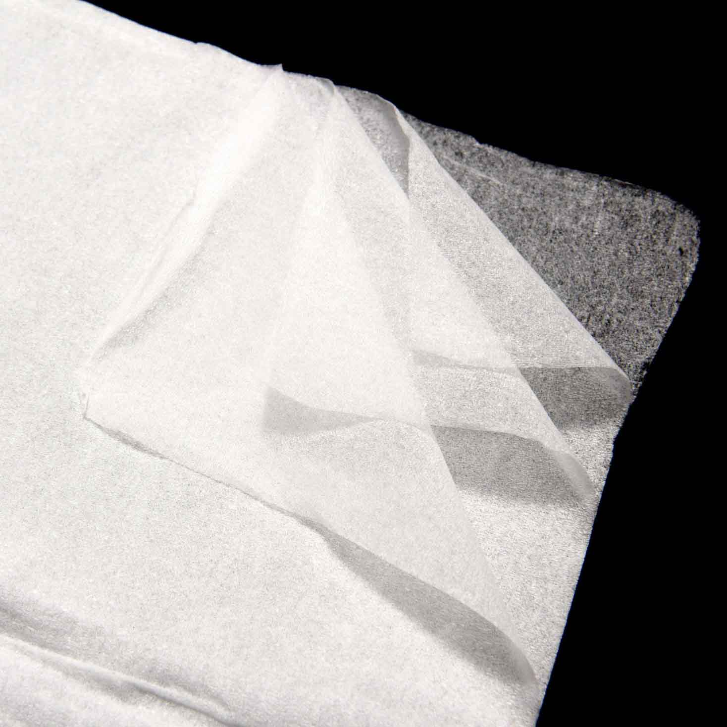 究極の薄さまで抄いたシート(紙)を4枚重ねにすることで、空気を含み、ふっくらとしボリューム感と優しい肌触りがもたらされる。