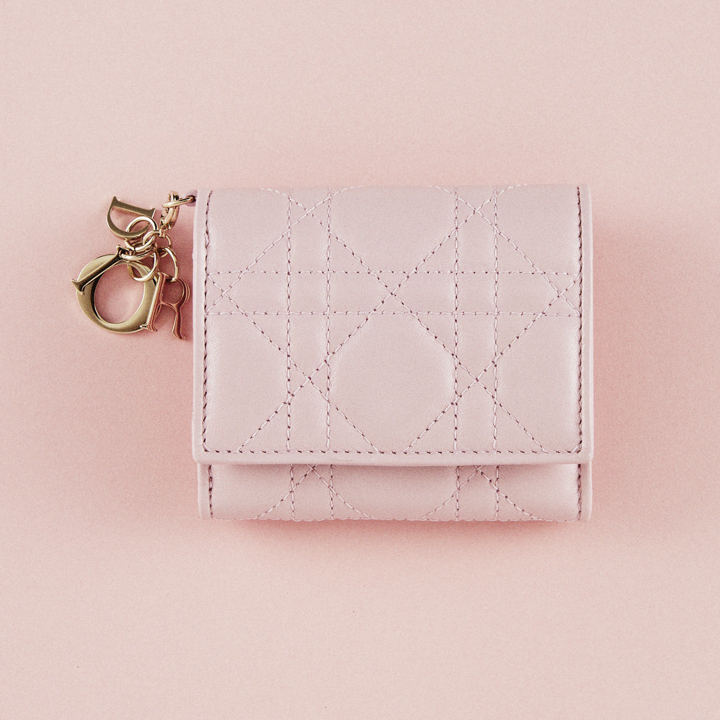 財布「LADY DIOR MEDIUM WALLET(レディ ディオール ミディアム ウォレット)」【縦8.5×横10㎝】 ¥59,000(税抜)