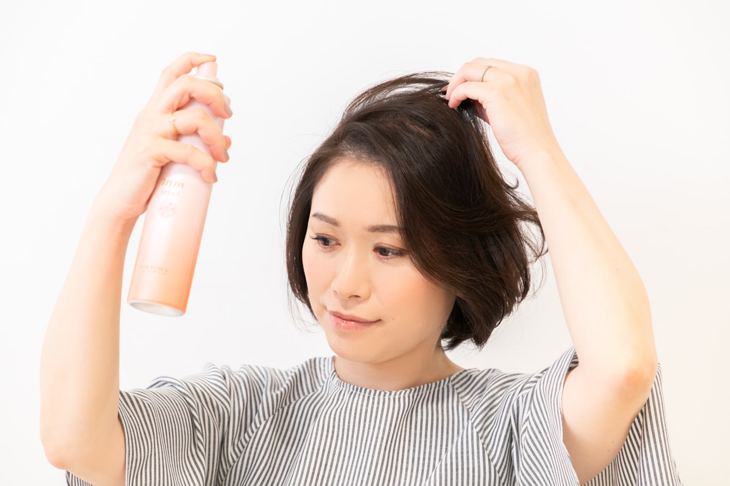 根元~中間にキープスプレーを吹きかけてボリューム感をキープ。少量のバームワックスを手のひらに伸ばし、毛先になじませて完成。