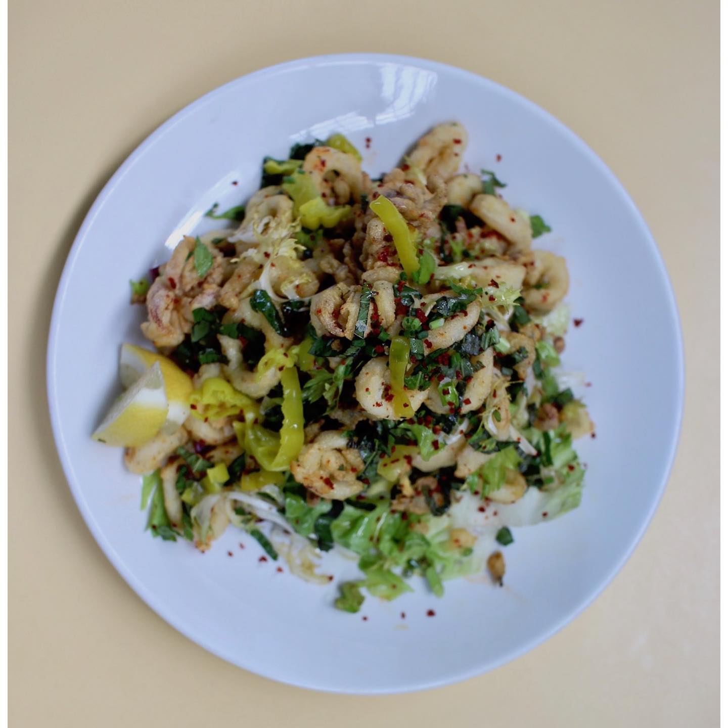 ハーブ、ペペロンチーニ、ハーブなどがミックスされたピリ辛のCrispy Calamari($10)