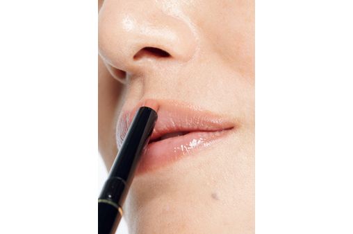 ふっくらとしたラインを描きやすい、絶妙な太さの名品。SUQQU リップ ディファイニングペンシル 01 ¥3,500(セット価格)
