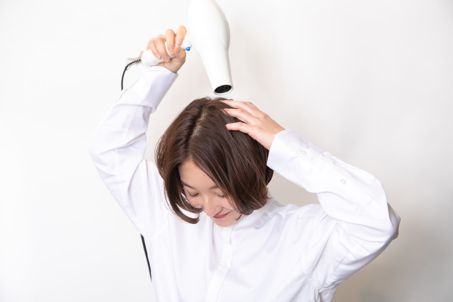 ドライヤーの風を後ろから当て、前に向かって乾かす。全体のおさまりがよくなる効果が。