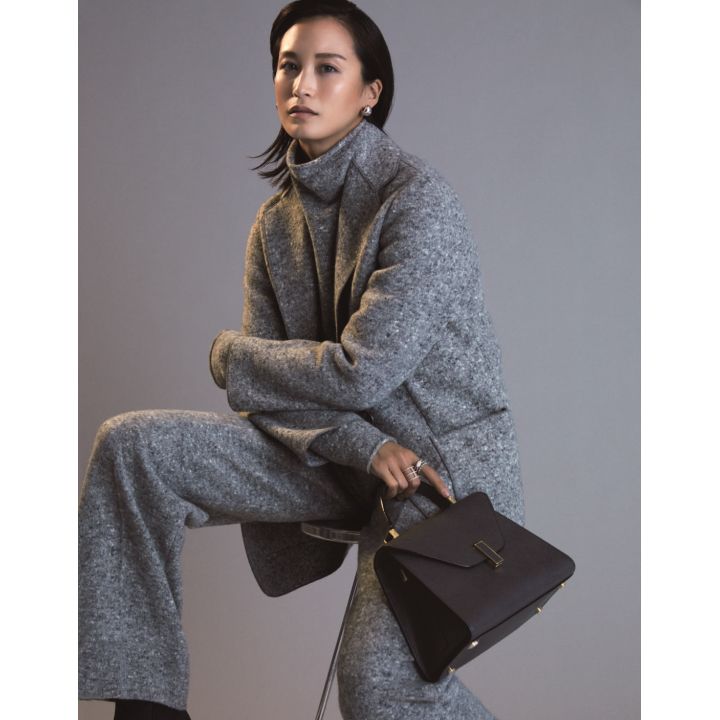 ジャケット・ニット・パンツ(三喜商事〈アニオナ〉)、ピアス・リング(アルテミス・ジョイエリ)、バッグ(ヴァレクストラ・ジャパン)、靴(アマン〈ペリーコ〉) 撮影/CHITO BY:『Precious11月号』小学館、2019年