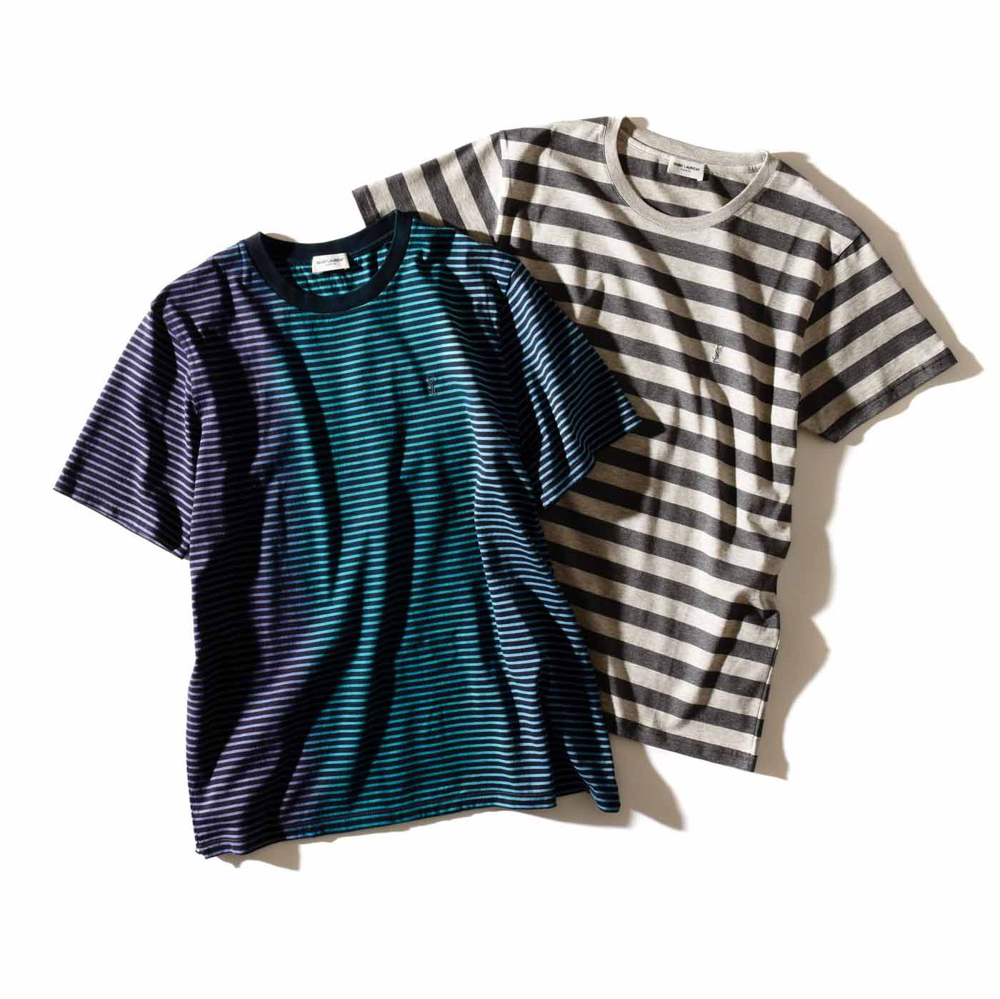 Tシャツ(左)¥55,000・(右)¥47,300(サンローラン クライアントサービス〈サンローラン バイ アンソニー・ヴァカレロ〉)