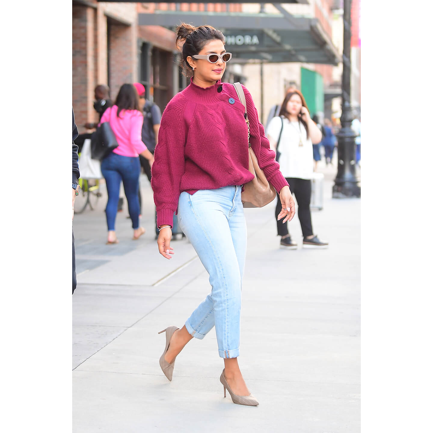 ピンクのニットを着こなすPriyanka Chopra(プリヤンカー・チョープラー)氏