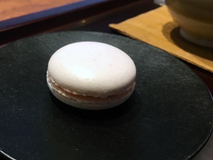 薬香菓子は2種類から選べる。桜皮のエキス入りの桜バター餡をサンドしたマカロン