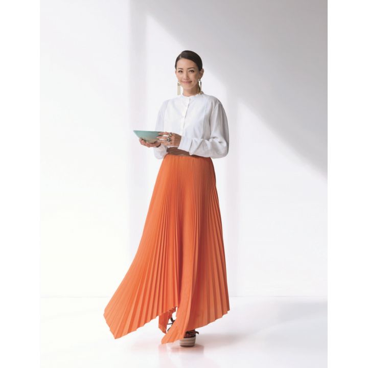 シャツ・スカート・靴(ロエベ ジャパン)ピアス・リング(ラリック銀座店) 撮影/熊澤 透 BY:『Precious4月号』小学館、2019年
