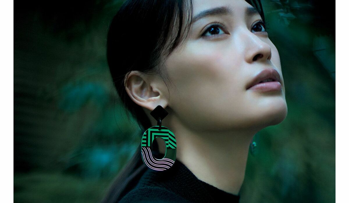 大政 絢さんを彩る「エルメス」のピアス『イスム・ポップ