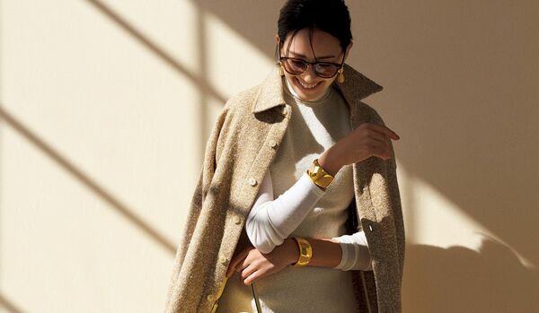 11/9 Sun|オフ白のニットにノースリーブドレスを重ねて、旬ムード漂うグラデーション配色で洗練を【365日コーディネート】