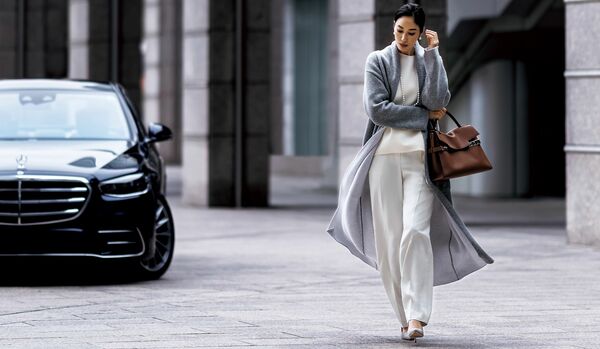 こなれ感もスマートさも理想的！繊細優美なワーキングスタイル｜ノンストレスなニットコートで確かな選択眼を感じさせて 