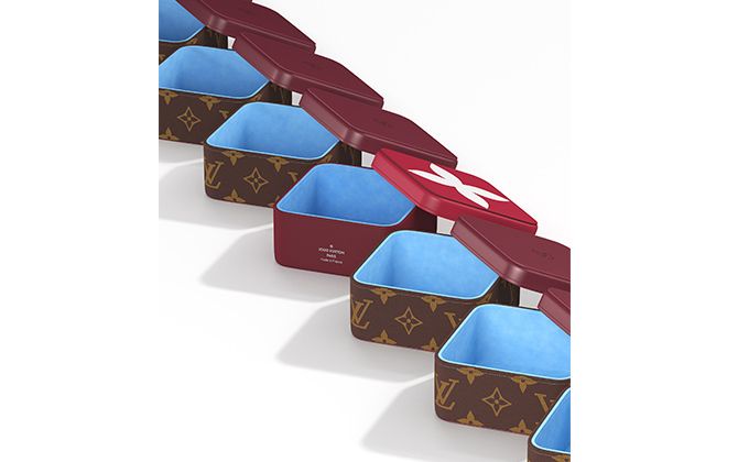 ボワット・クラランスMM[モノグラムフラワーを施した多機能ボックス]各￥66,000、ボワット・カミーユMM[モノグラム・キャンバスを用いた多機能ボックス]各￥60,000（すべて税別）