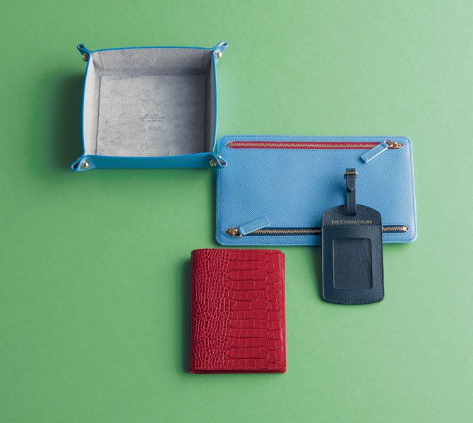 右上から時計回りに／カレンシーケース［縦22×横14㎝］￥42,000・ラゲッジタグ［縦11.5×横6.5㎝］￥13,000・パスポートケース［縦14.5×横10㎝］￥32,000・トリンケットトレイ［縦14.5×横14.5×深さ3.5㎝］￥28,000（すべて税抜）