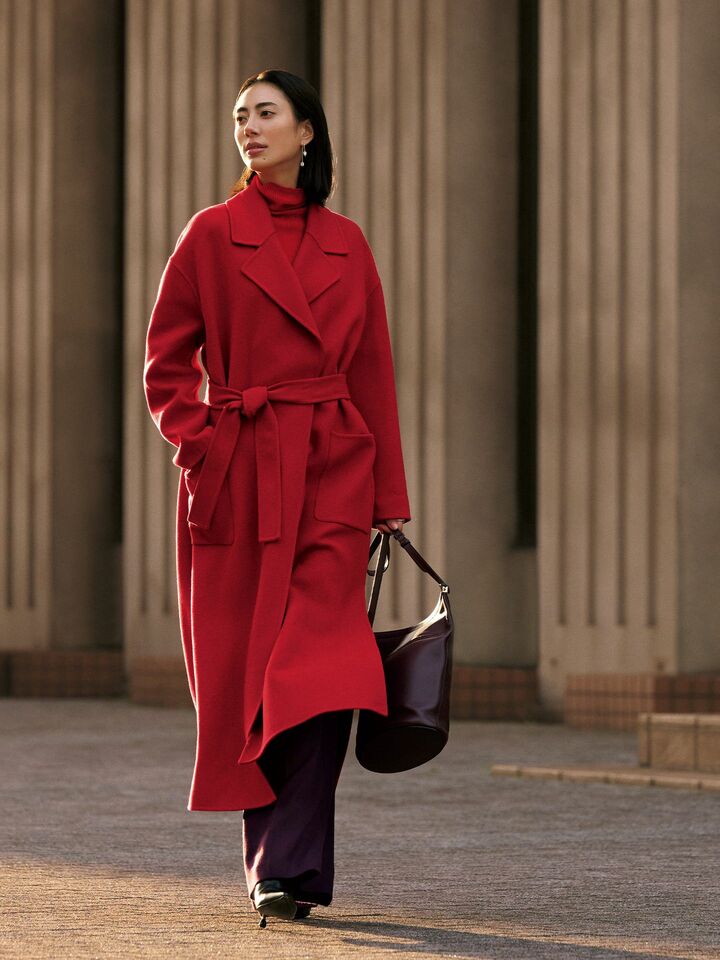 「ファビアナ フィリッピ」のラップコートを着用したモデルの土屋巴瑞季さん