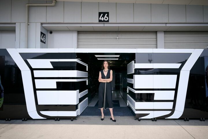 「キャデラックF1チーム」のピットバトック入口。“キャデラック”のブランドロゴを象ったスタイリッシュなゲート。