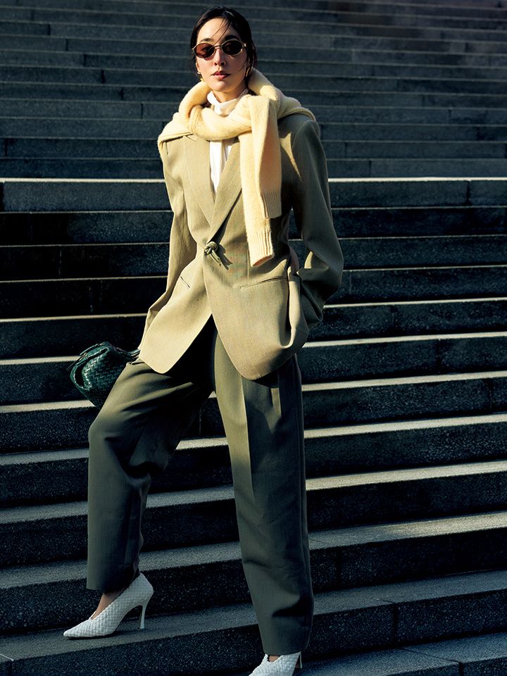 「ボッテガ・ヴェネタ」のジャケットを着用したモデルの立野リカさん