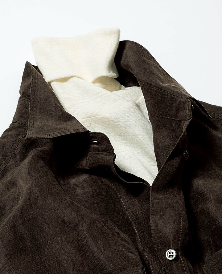 アンビランのブラウスとポステレガントのニットのレイヤード