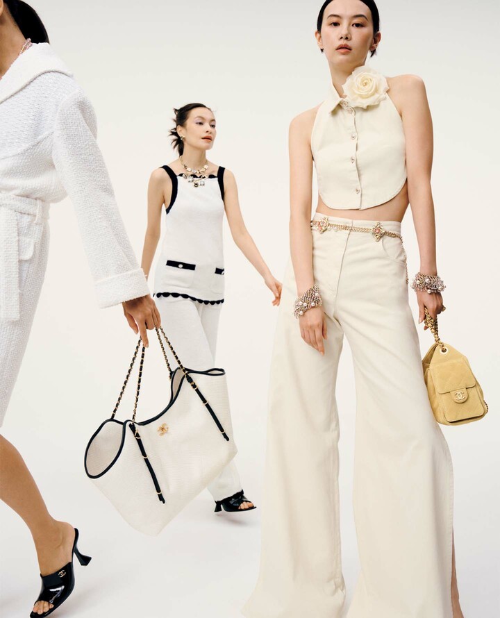 シャネルの2025／2026年 クルーズ コレクションのウエア＆ジュエリーを纏ったモデルの太田莉菜さんと泉はるさん