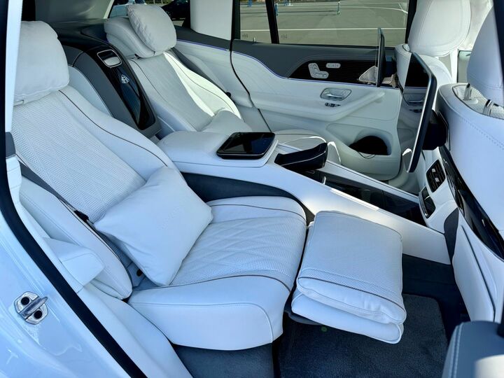 背もたれと座面をスライドさせれば究極のリラックスポジションに。オットマンに足を乗せ、専用のクッションを傍において至福の時間を味わって！