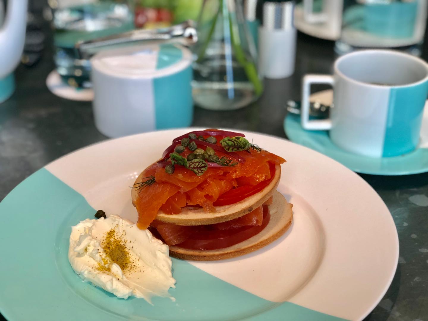 Breakfastのメインディッシュ「スモークサーモン&ベーグルスタック」