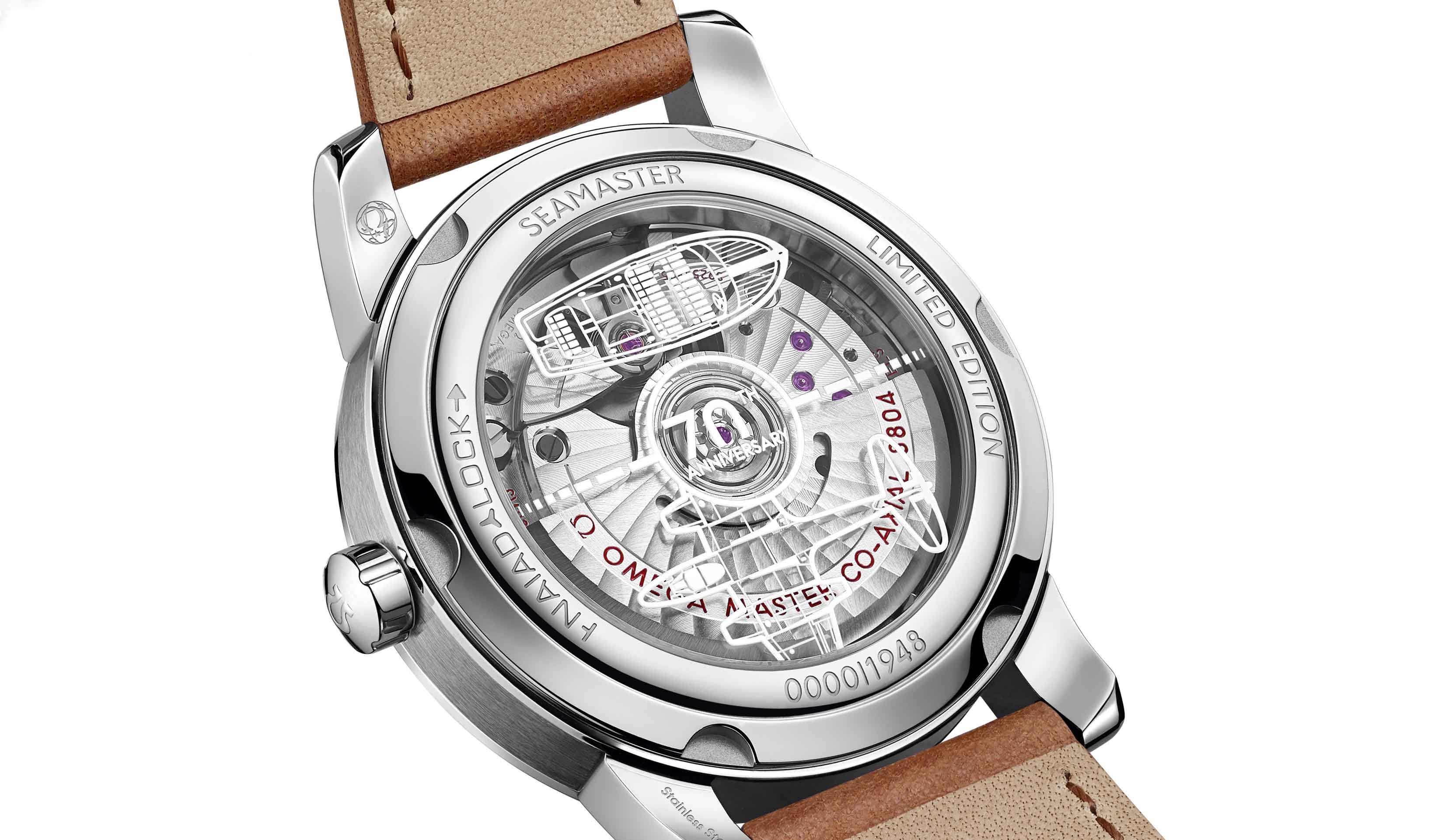 シースルーバックには「SEAMASTER」「LIMITED EDITION」の文字と限定番号をレーザーで刻印。さらにシースルーのサファイアには、オメガの名声を高めた第二次大戦時代のメモリアルをレーザーで刻印し、手作業のラッカー仕上げを施している。