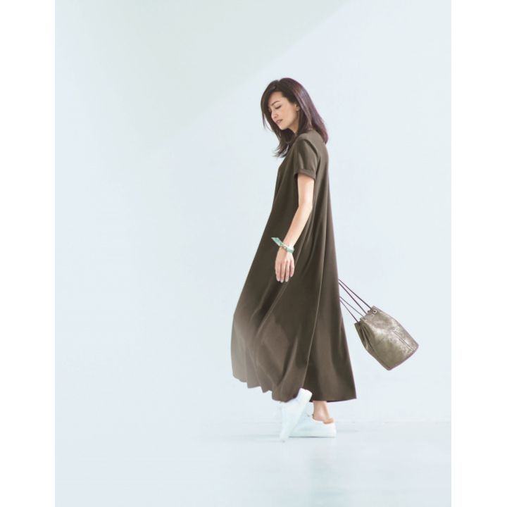 ワンピース・MARCO MASIのバッグ(Theory luxe)、アニーのバングル(HAUNT代官山/ゲストリスト)、スニーカー(J.M. WESTON青山店) 撮影/生田昌士(hannah) BY:『Precious9月号』小学館、2019年