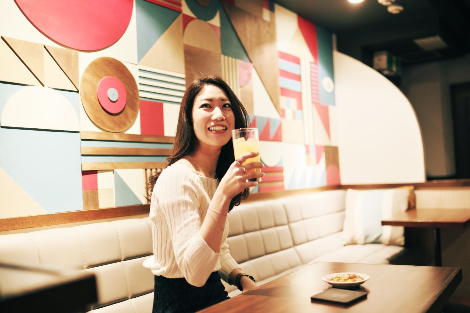 プロモーションビデオを見ながら、アーティストについての会話に花が咲く
