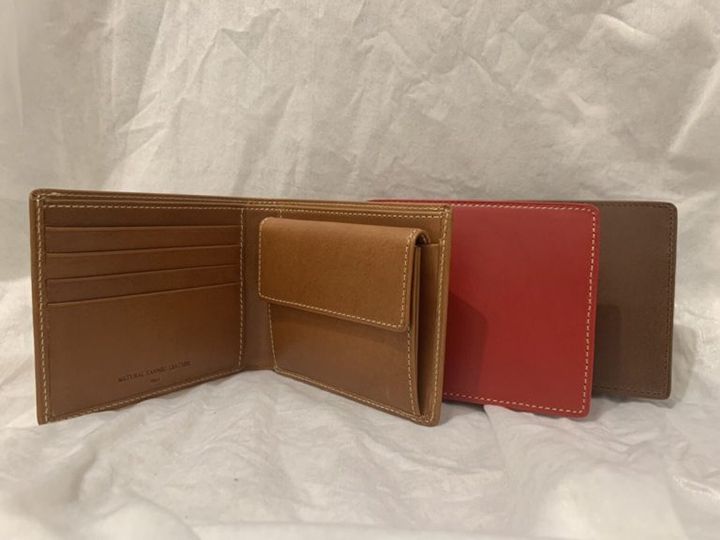 ブッテーロ革を使用した、イタリアンレザーらしいしっとりと艶やかな風合いの二つ折り財布(¥9,000)。名入れ(+¥550)も対応可能