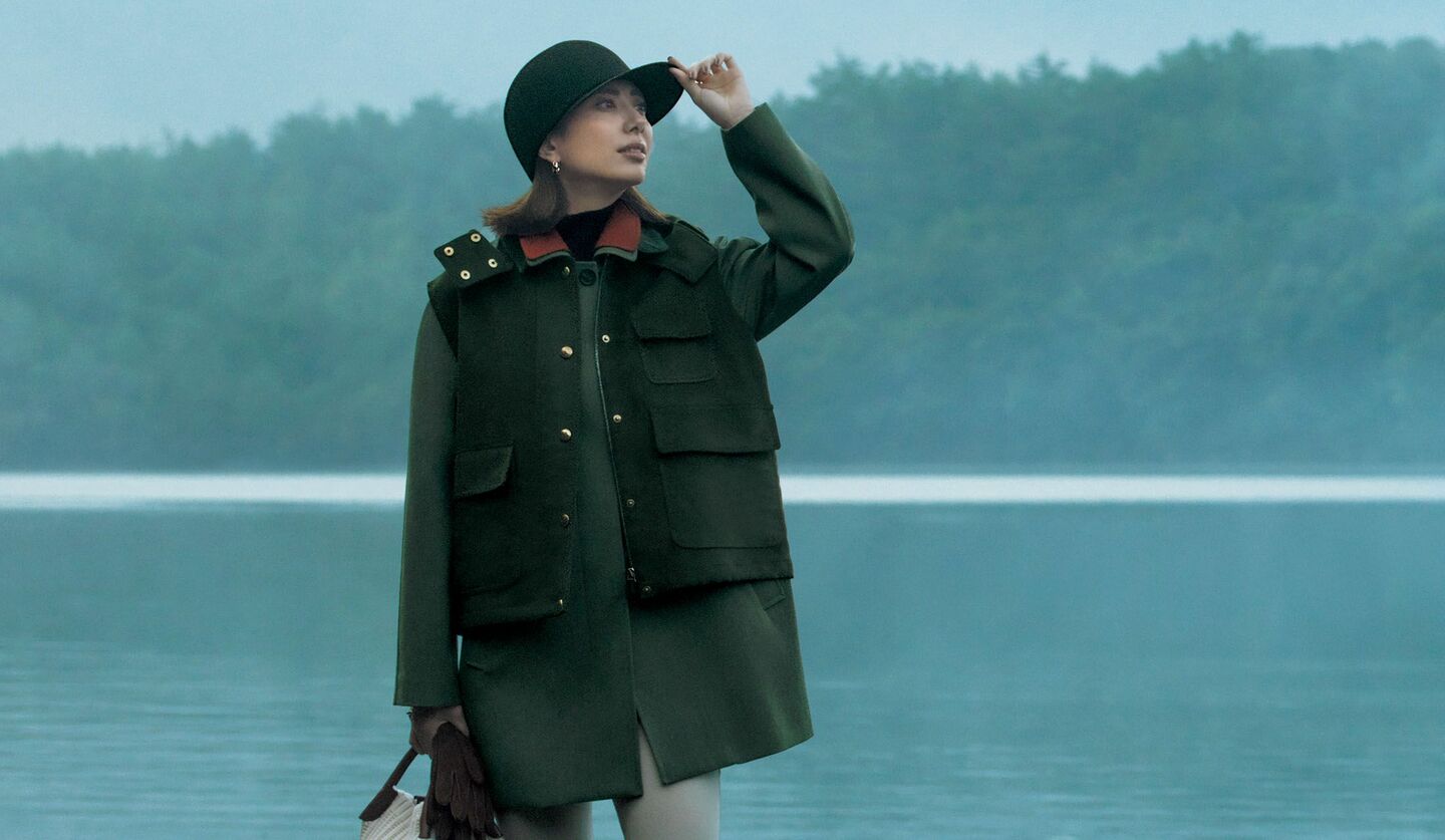 「ロロ・ピアーナ」のウエアを着用したモデルの土屋巴瑞季さん