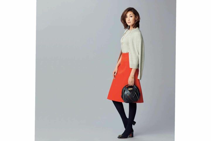 カーディガン￥33,000・ニット￥26,000（リーミルズ エージェンシー〈ジョン スメドレー〉）、スカート￥60,000（ドゥロワー 丸の内店〈ドゥロワー〉）、ネックレス￥34,000（プティローブノアー）、ブレスレット［上］￥76,000・［下］￥94,000（ジュリーサンドラゥ アジア パシフィック）、バッグ￥160,000（エストネーション〈ペラン〉）、靴￥128,000（リエート〈サントーニ〉）