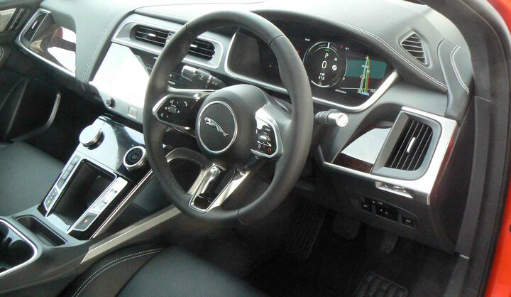 インテリアもなかなかモダン。専用に開発された内装生地を選ぶこともできる。