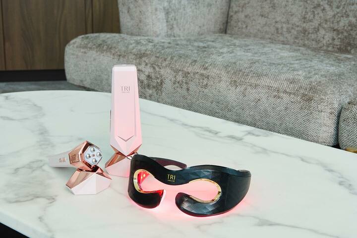 左／TRIPOLLAR AURA ￥121,000   右／TRIPOLLAR PRISM　￥49,500