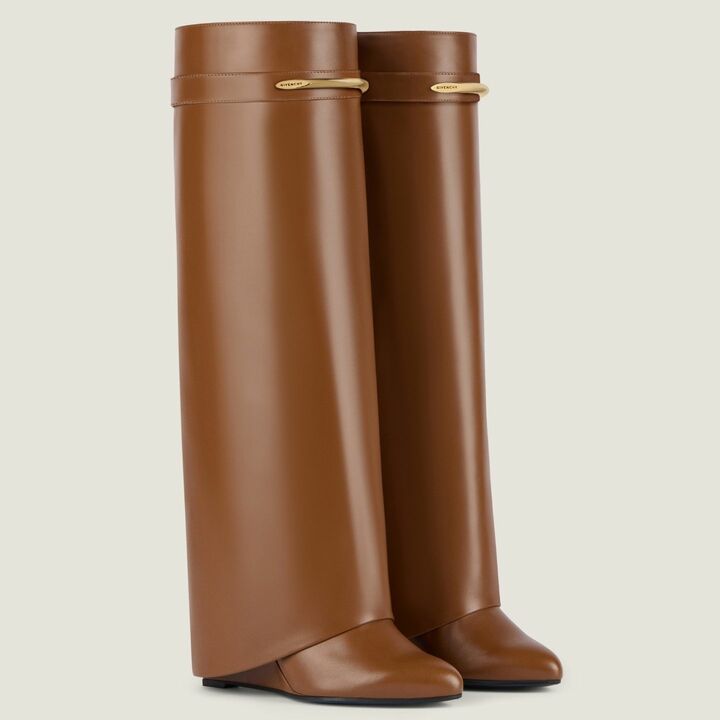 靴「シャーク レザー ブーツ」￥363,000【ヒール高：約9cm、素材：カーフスキン、色：タン】