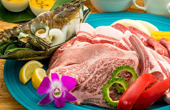 「【Dinner BBQ】(プレミアム・おきなわ和牛ロース、厚切り牛タン、漬け込みラムカルビなど)」(¥10,500) ※写真はイメージです
