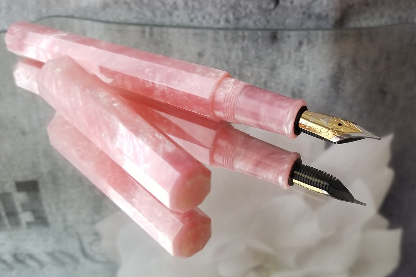 春に人気の桜をほうふつとさせるピンク系の万年筆画像