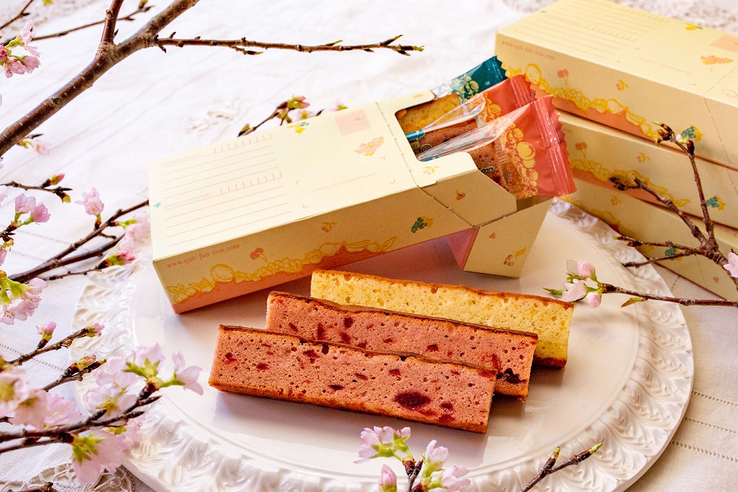 「春のパウンドバトン」1本¥224・3本¥726 ※WEBストアでは3本入りのみ販売