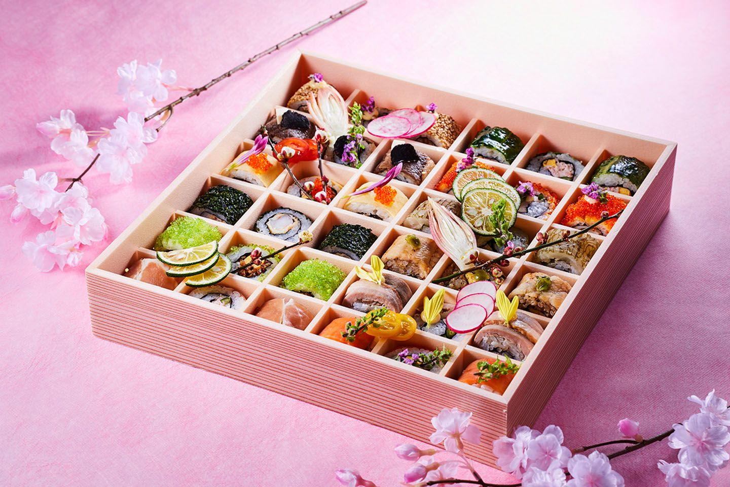 「SHARI 特製春のお花見ロール寿司」12種36貫(3~4名分)¥4,500(税込) ※販売期間:2019年2月19日(火)~4月30日(火)