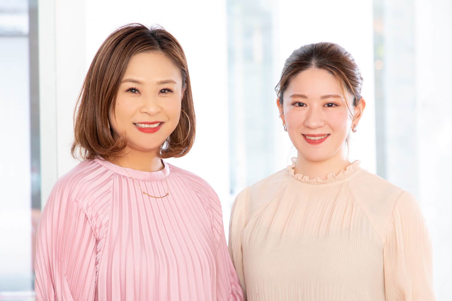 (左)kakimoto arms LaLa terrace 武蔵小杉店の店長・林 麻美さん。最近は、断捨離にハマっているそう。「物がたくさんあるのが重く感じて、スリム化しようと服や物をどんどん減らしています。気持ちもすっきりしておすすめです!」Instagramアカウント@kakimotoarms_musashikosugi(右)kakimoto arms LaLa terrace 武蔵小杉店のカラーチーフ・太田桂子さん。「最近は肉体改造をしようと思って、かなり鍛えています。とくに頑張っているのが背筋。一緒に後ろ姿美人を目指しましょう!」Instagramアカウント@o.kei23