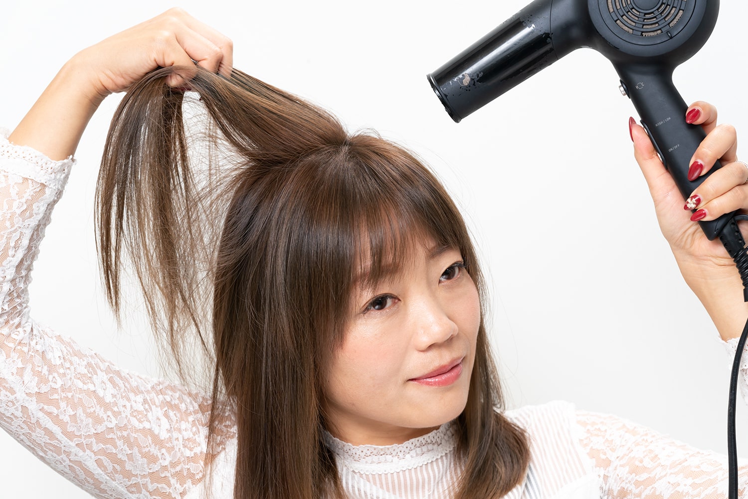 根元をしっかりと立たせるイメージでドライヤーを当てる。