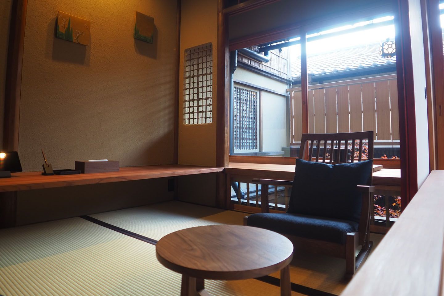 ベッドから見上げる位置にある、小さな書斎のような小部屋。